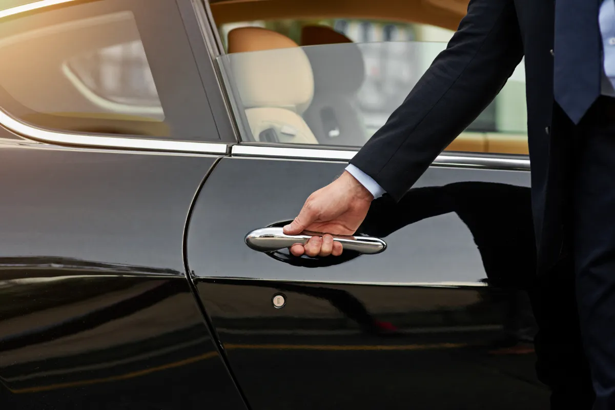 【役員運転手】東京ドライバーサービスの口コミ・評判から分かる3つの選ばれる理由【おかかえ運転手】