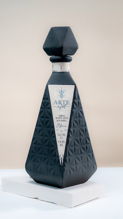 【口コミ・評判】アルテアズール(ARTE AZUL)の魅力を徹底解説|ボトルが美しいプレミアムテキーラ